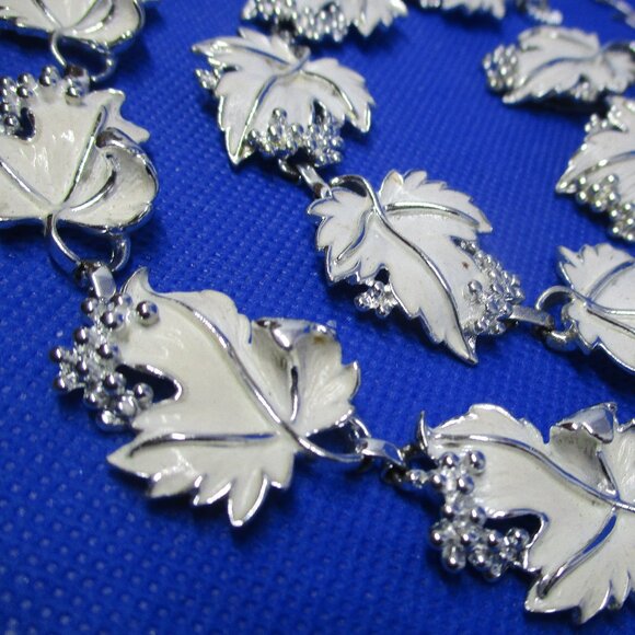 3 Piece Set SARAH COVENTRY Whispering Leaf Necklace 1967 White Enamel Grape Leaf - Picture 12 of 15